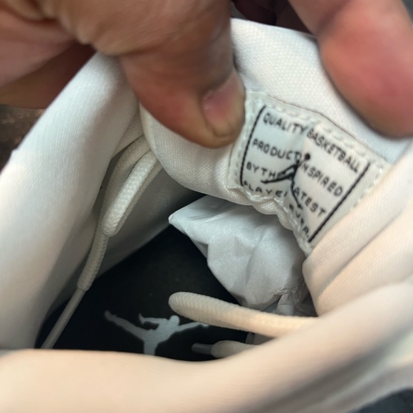 WOMEN'S AIR JORDAN 11 RETRO - "NEAPOLITAN" SZ VARIOUS - Picture 13 of 15